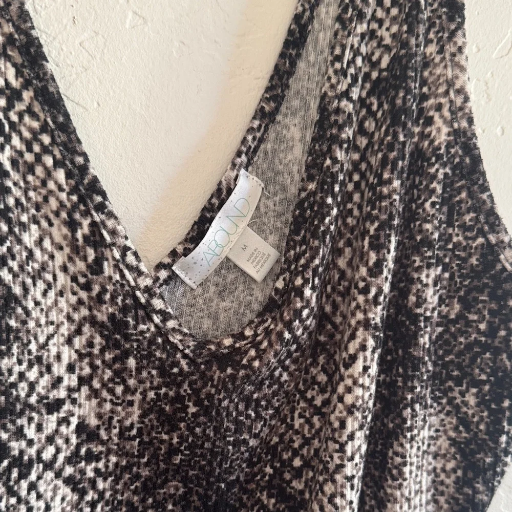 Abound Black and White Textured Sleeveless Top - Picture 2 of 3